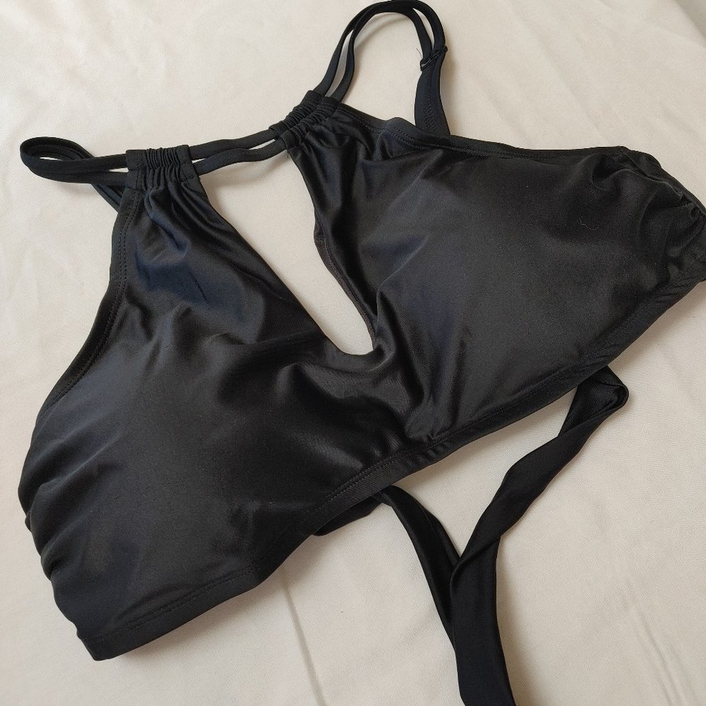 PLUS SIZE WOMEN'S BLACK BIKINI TOP